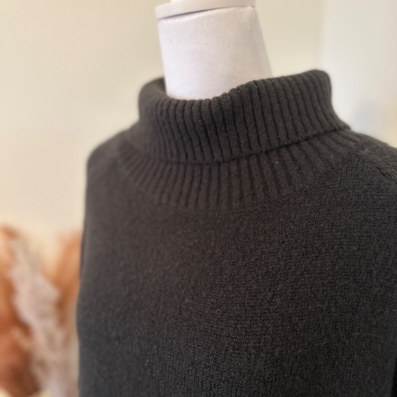 Pink Lily black sweater - Picture 3 of 3